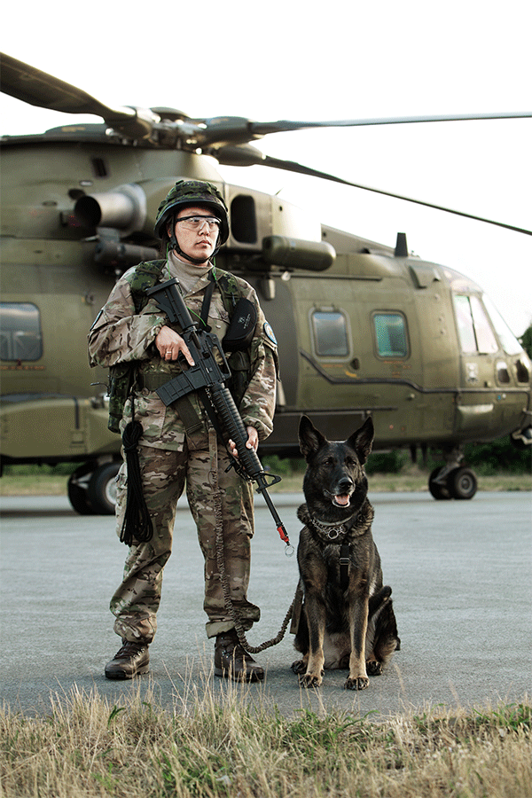 Hjemmeværnssoldat med hund bevogter helikopter